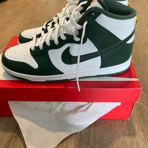 Mens Nike Australia Retro Dunk HI in Excellent condition Size 11 worn once